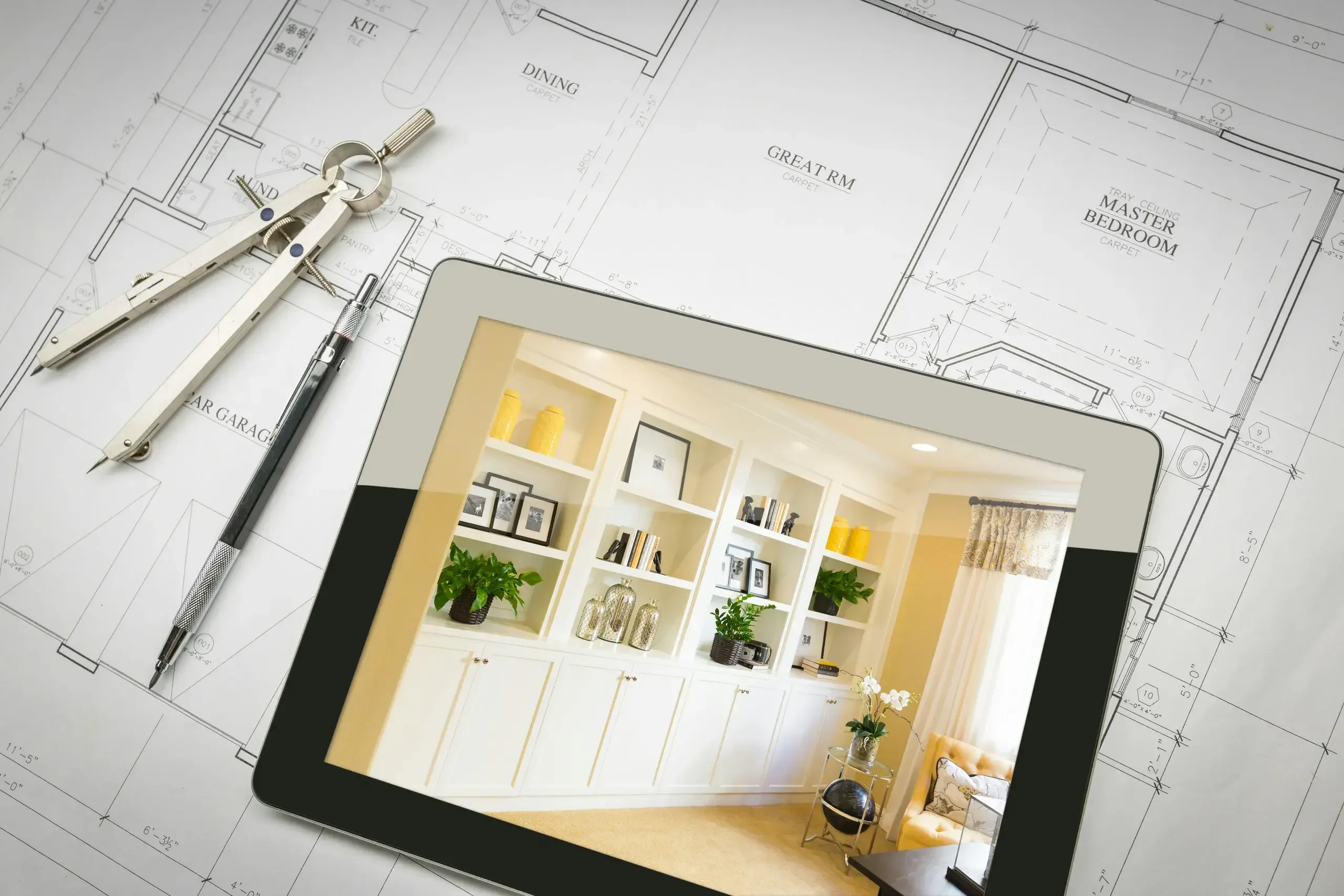 Plany architektoniczne na biurku z narzędziami, tablet z wizualizacją wnętrza