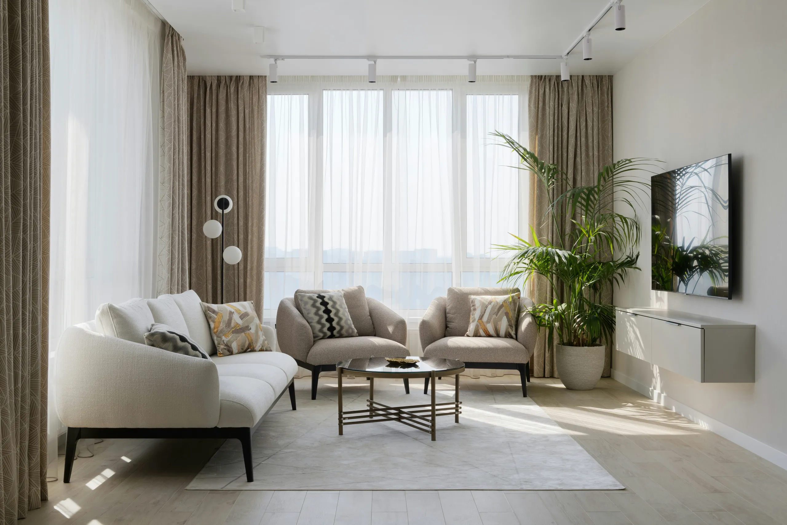 Jasny salon: beżowe zasłony, drewno, zieleń